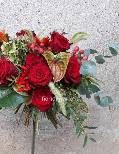 bouquet rose rosse ed altro