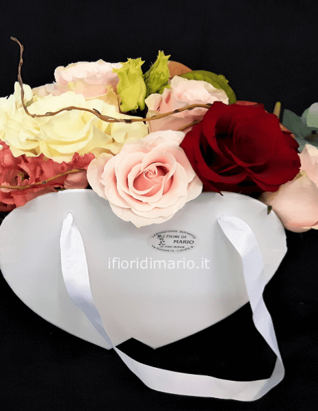 scatola cuore con rose mix