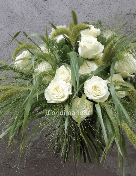 Bouquet di fiori bianchi e graminacee