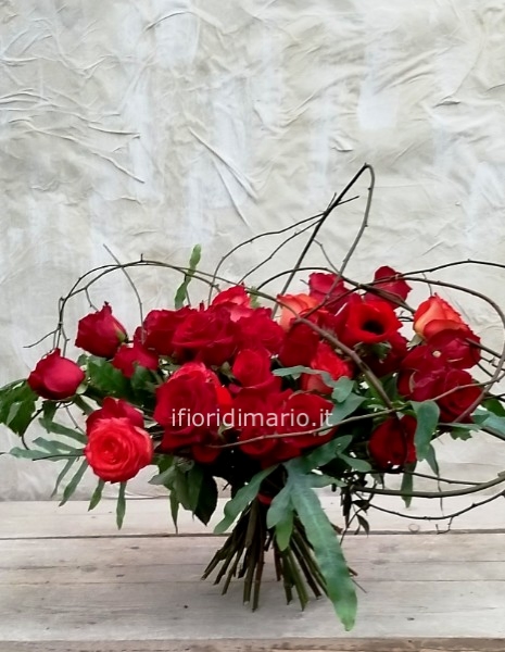 BOUQUET SU STRUTTURA- ROSE ROSSE